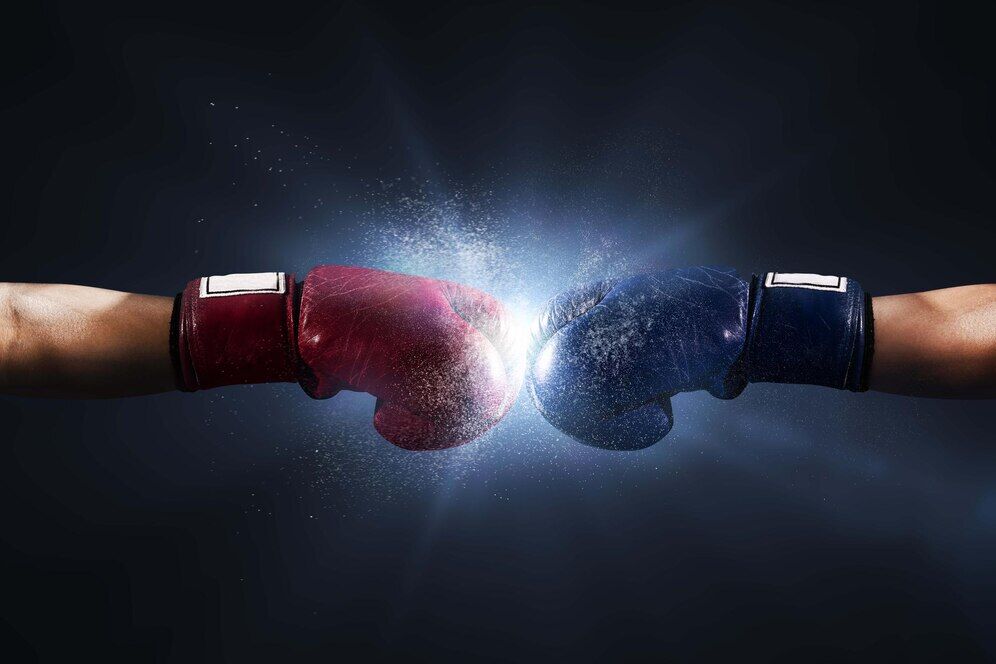 Two different colors of boxing gloves. Source: Freepik
